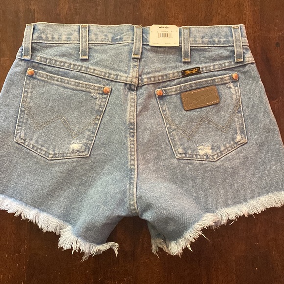 Wrangler Denim/ Jean Shorts with Frey Detail; Light Wash New With Tags - Picture 7 of 7